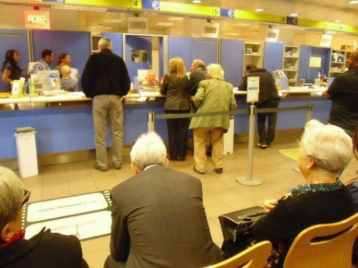 Ore di coda alle poste per ritirare una raccomandata