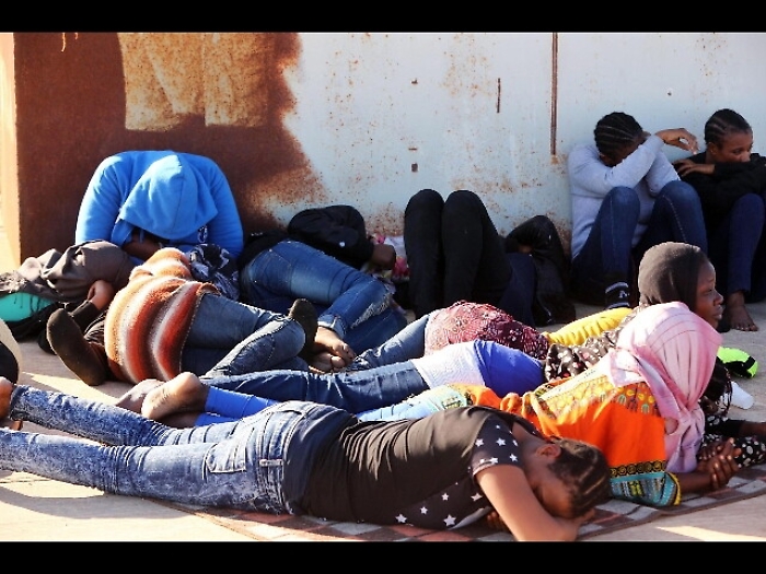 Marina libica raccoglie 450 migranti