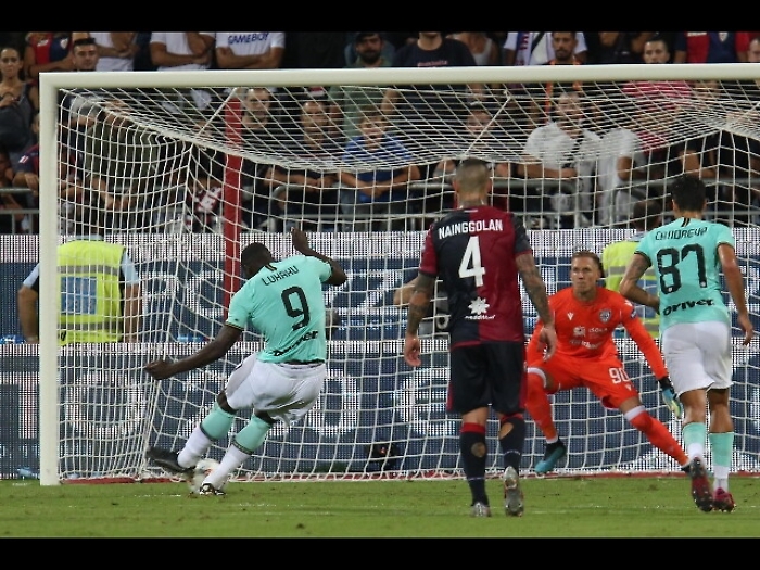 Cori razzisti a Lukaku durante il rigore