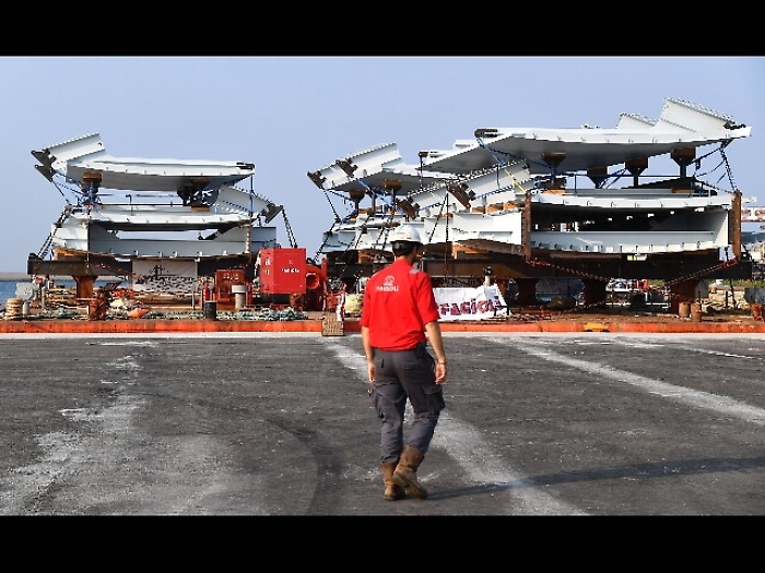 Primi impalcati ponte Genova in banchina