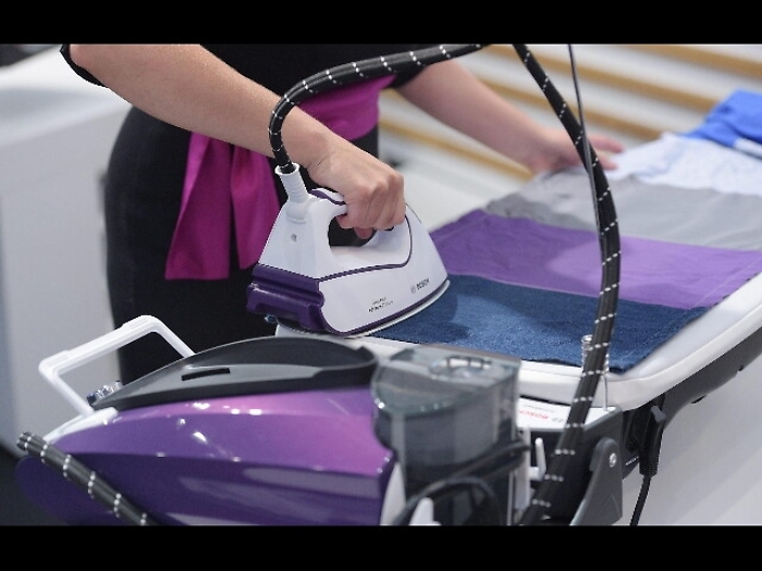 Bruci&ograve; figlio con ferro stiro,condannata