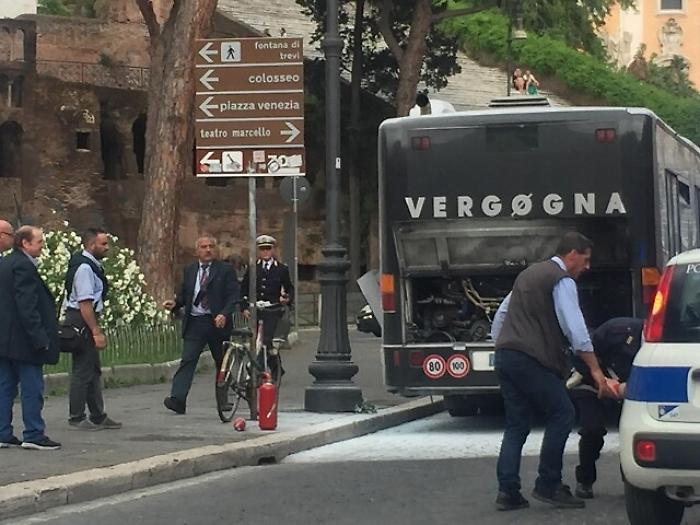 Principio incendio su bus in centro Roma