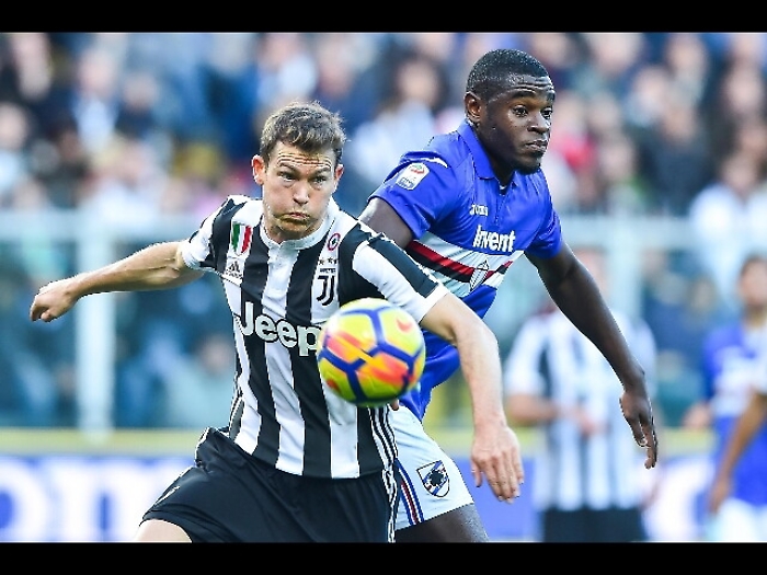 Juve: Lichtsteiner, pressione sul Napoli