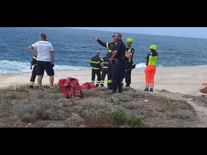 Scatta foto, precipita in mare e muore