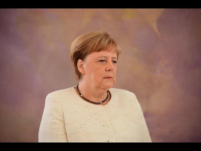 Angela Merkel di nuovo colta da tremore