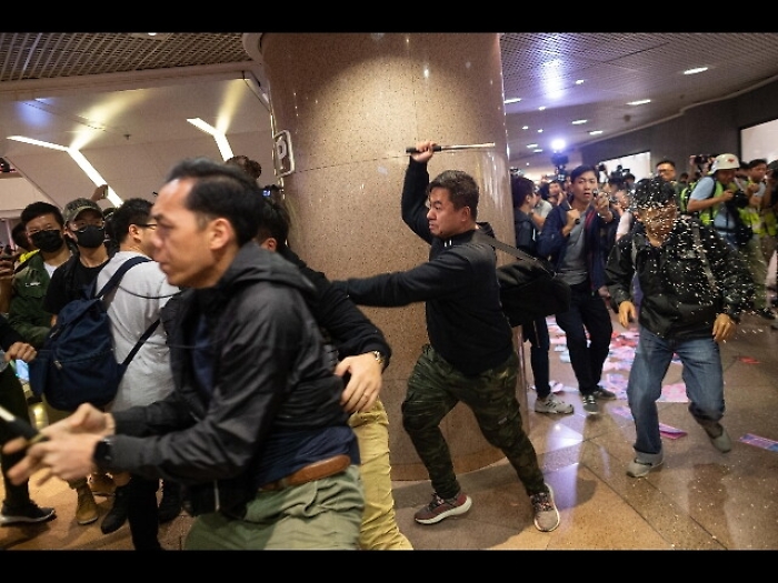 Hong Kong: scontri in centri commerciali