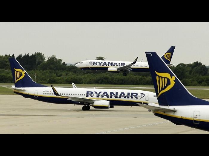 Bimba siciliana fa i capricci e tiene "in scacco" volo Ryanair