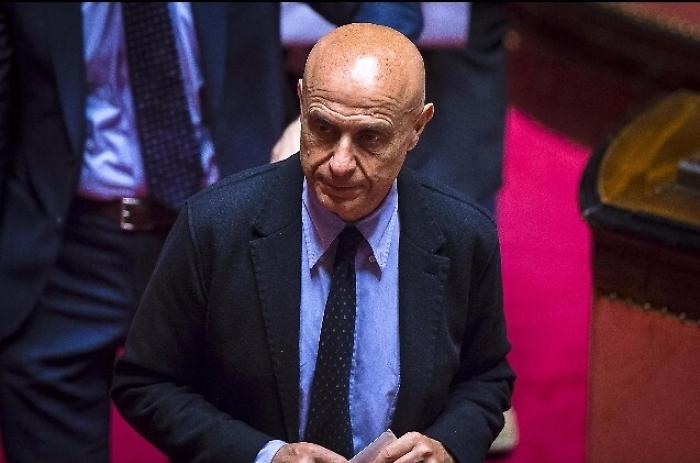 Emergenza migranti, il ministro Minniti sospende visita e rientra in Italia