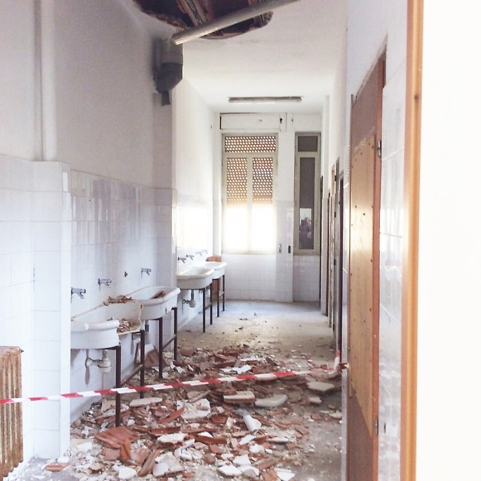 Crolla soffitto del bagno Al "Fermi" paura e nessun ferito