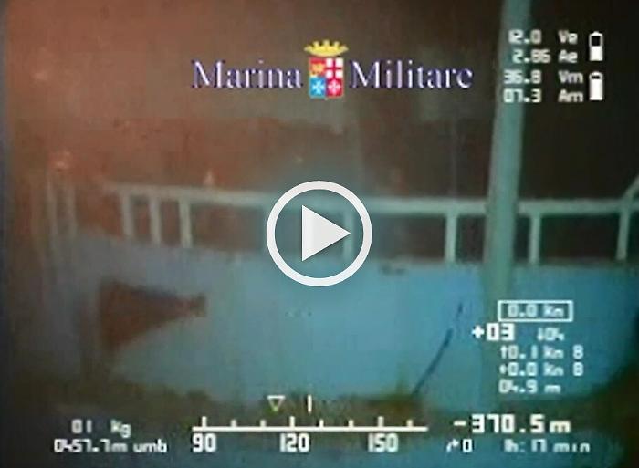 Via al recupero del peschereccio dell'orrore «A bordo ancora tra 400 e 500 cadaveri»