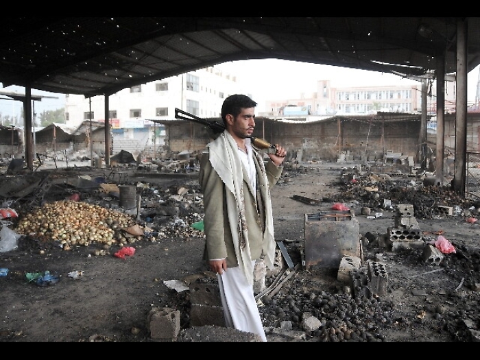 Yemen: raid su un mercato, 17 morti