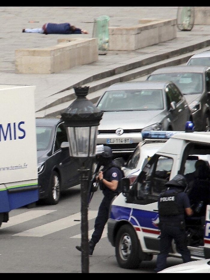 Parigi, un morto e otto feriti