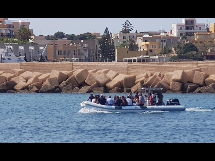 Sea Watch: iniziato sbarco migranti