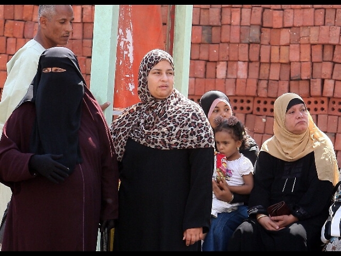 Egitto: Auc ritira il divieto del velo