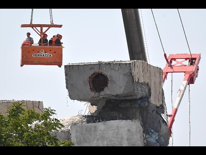 Ponte &egrave; pericolante, abbatterlo