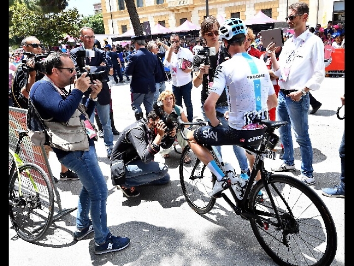 Giro: grave motociclista investito