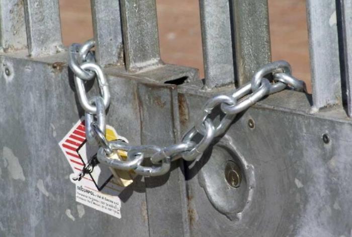 Muore schiacciato da cancello in ferro che stava cercando di riparare