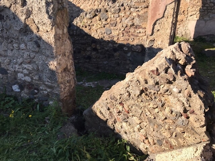 Pompei, cede muro in domus chiusa