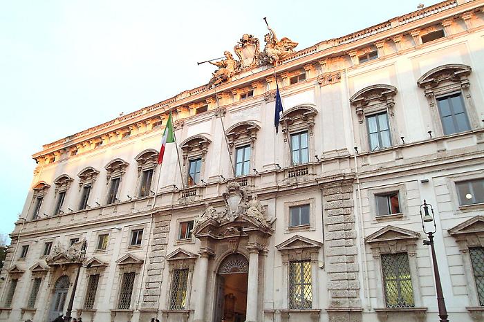 I &ldquo;paletti&rdquo; della Corte Costituzionale sulla disciplina del &ldquo;suicidio assistito&rdquo;