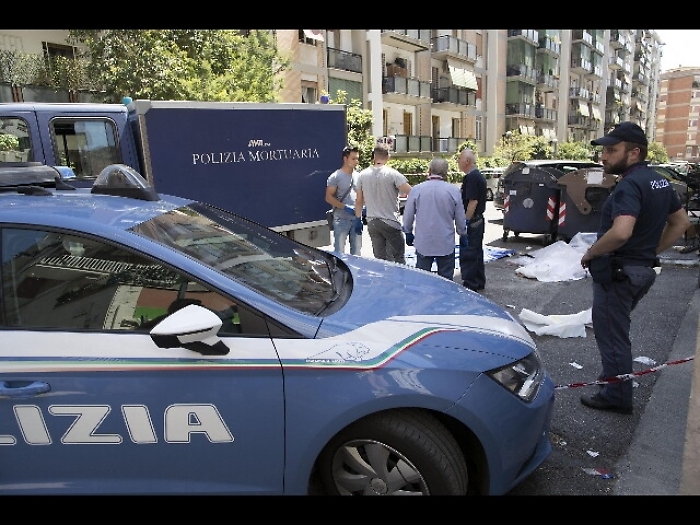 Trovata morta con coltello nel petto