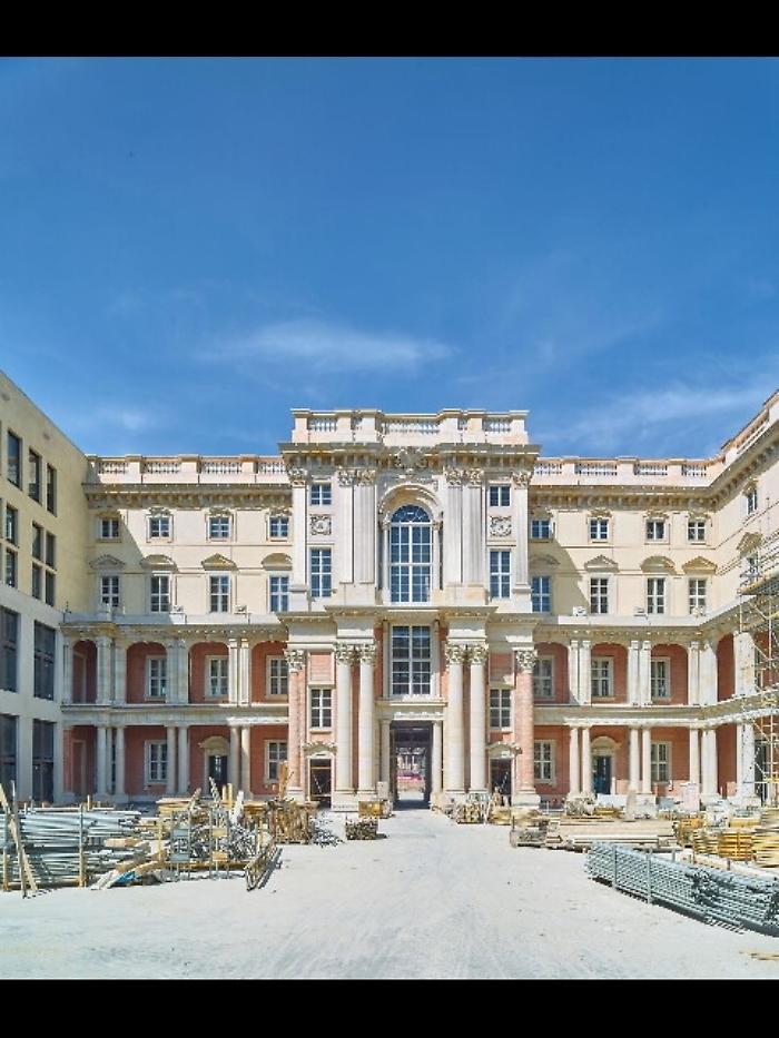 Berlino, si sbircia il castello barocco