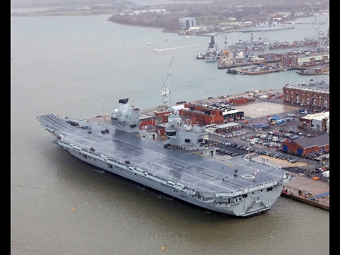 Gb, portaerei Queen Elizabeth fa acqua