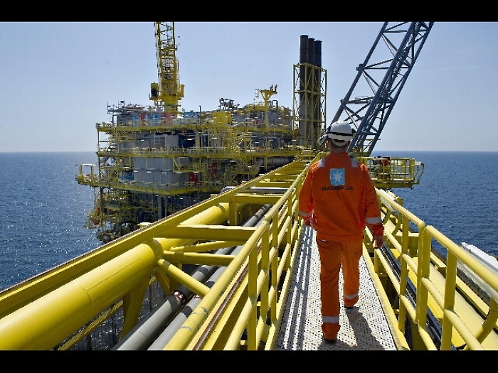 Petrolio: resta sotto i 40 dollari