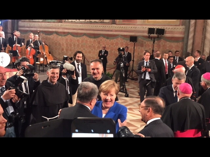 Merkel ad Assisi abbraccia Romano Prodi