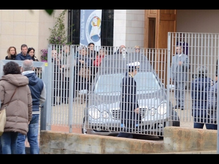 Dolore a funerale moglie bruciata