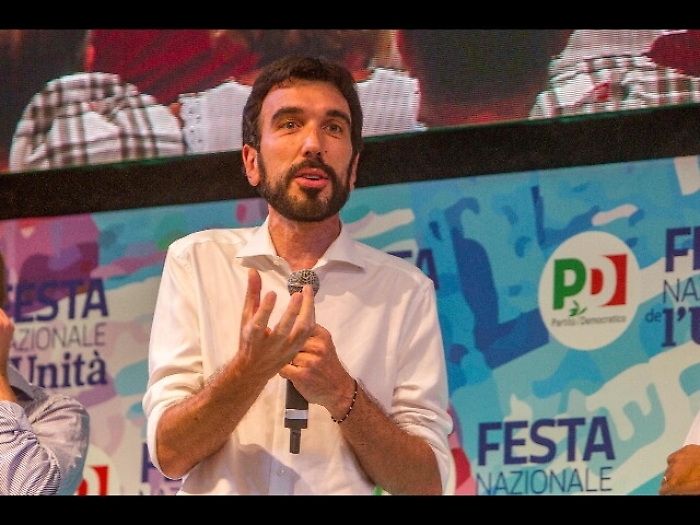 Migranti: Martina, governo viola leggi