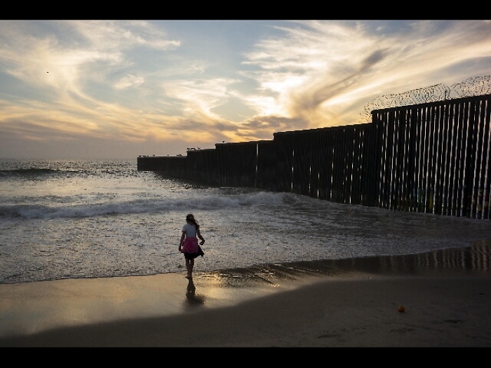 Usa: Corte blocca piano su muro Messico