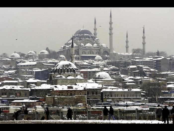 Turchia: Istanbul imbiancata dalla neve