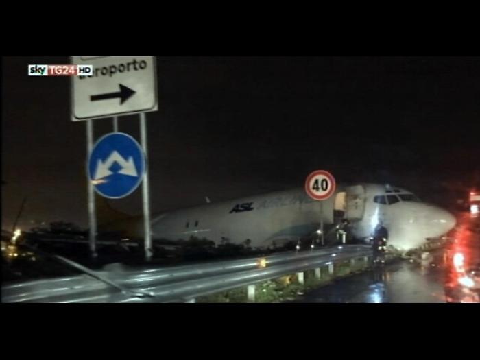Aereo cargo esce di pista a Bergamo