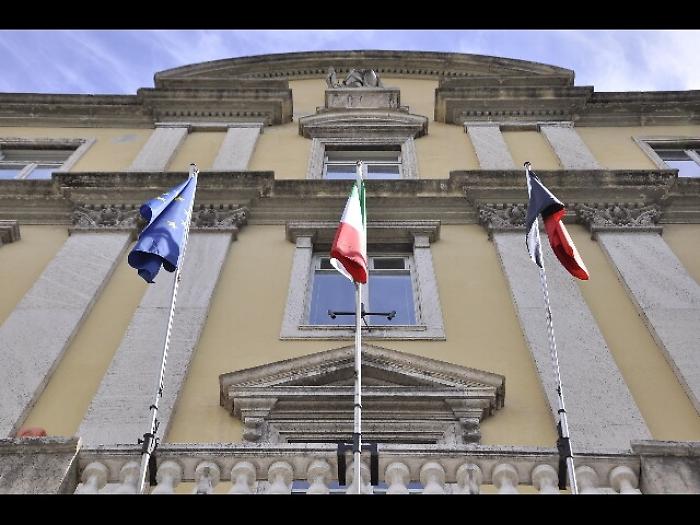 Aquila nazista sui cancelli, sequestrati