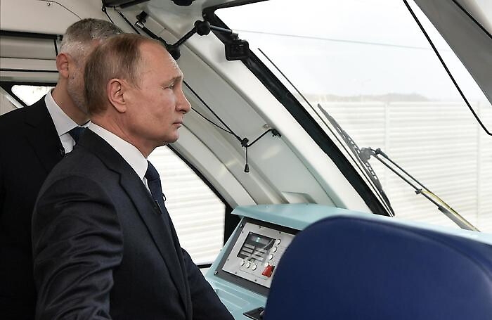 Putin inaugura ferrovia Russia-Crimea, l'Ue condanna