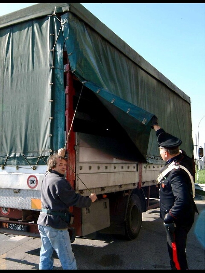 Dieci condanne a Bari per rapine a tir