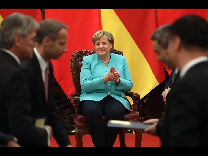 Cina:Merkel riceve onori militari seduta