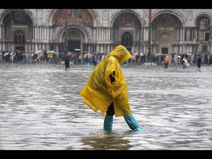 Venezia: acqua alta, sequestro stivali