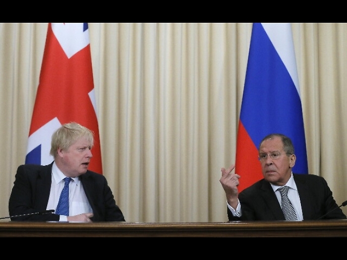 Ingerenze Mosca, scontro Lavrov-Johnson