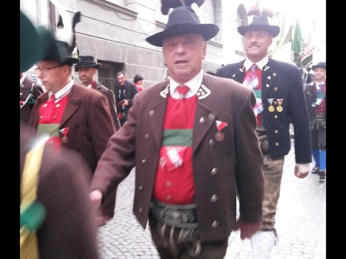 "Mai donne Sch&uuml;tzen con il fucile"