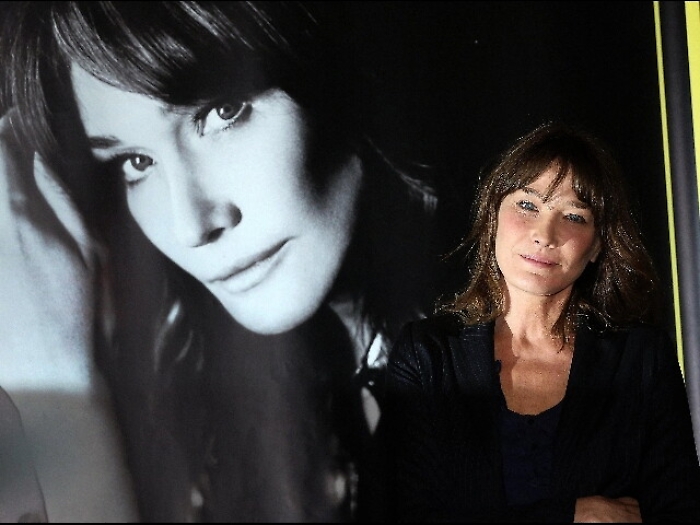 Carla Bruni, 50 anni tra moda e musica