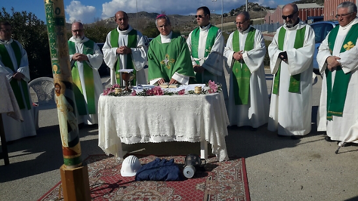 Gela, quarto giorno di proteste e blocchi La Chiesa in campo al fianco degli operai