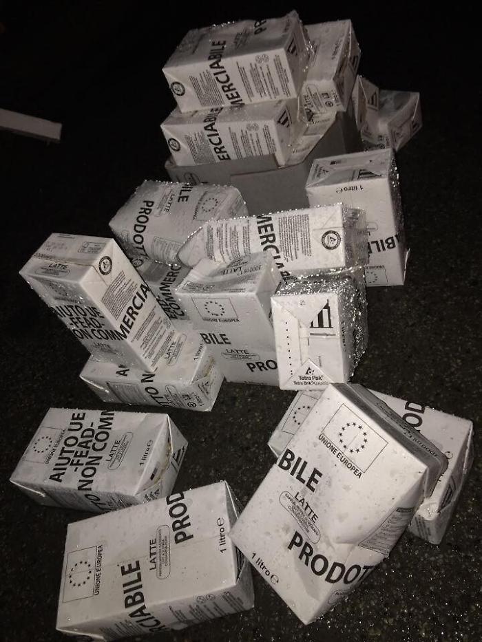 Gela, il latte «umanitario» finisce nei cassonetti