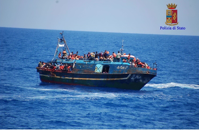 Migrante dà alla luce bimba sulla nave e a Pozzallo la Polizia ferma due scafisti