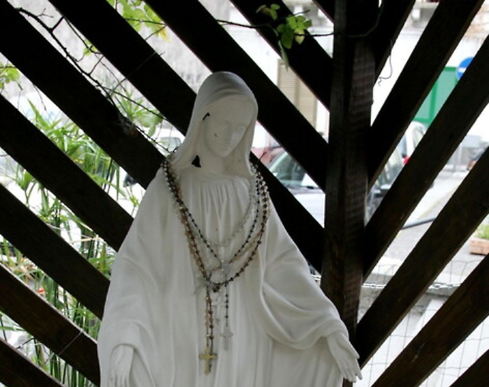 Sfigurata la statua della Madonna di via dell'Idria. Rubata anche aureola
