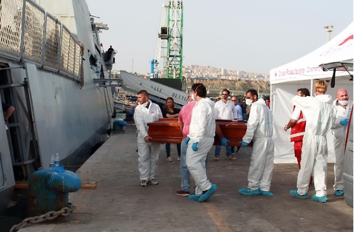 A Porto Empedocle sbarcano in 111 ma ci sono anche profughi morti