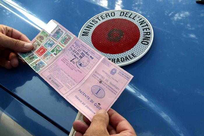 Il Tribunale gli restituisce la patente dopo 28 anni (ma ora lui di anni ne ha 84)