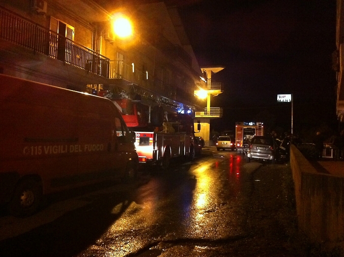 Patern&ograve;, palazzina in fiamme: intossicati mamma e figlioletto