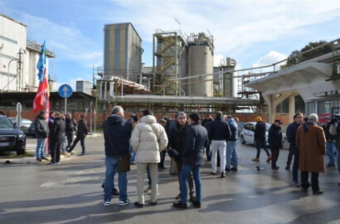 I sindacati : No Eni ai privati e organizzano marcia a Siracusa