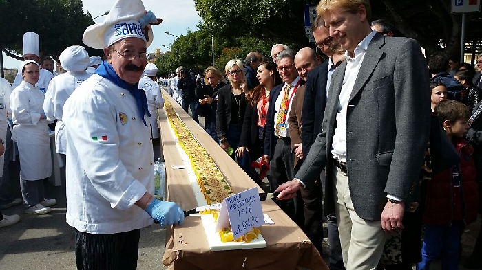 Ad Agrigento la torta pi&ugrave; lunga del mondo: con i suoi 601, 20 metri entra nel Guinness